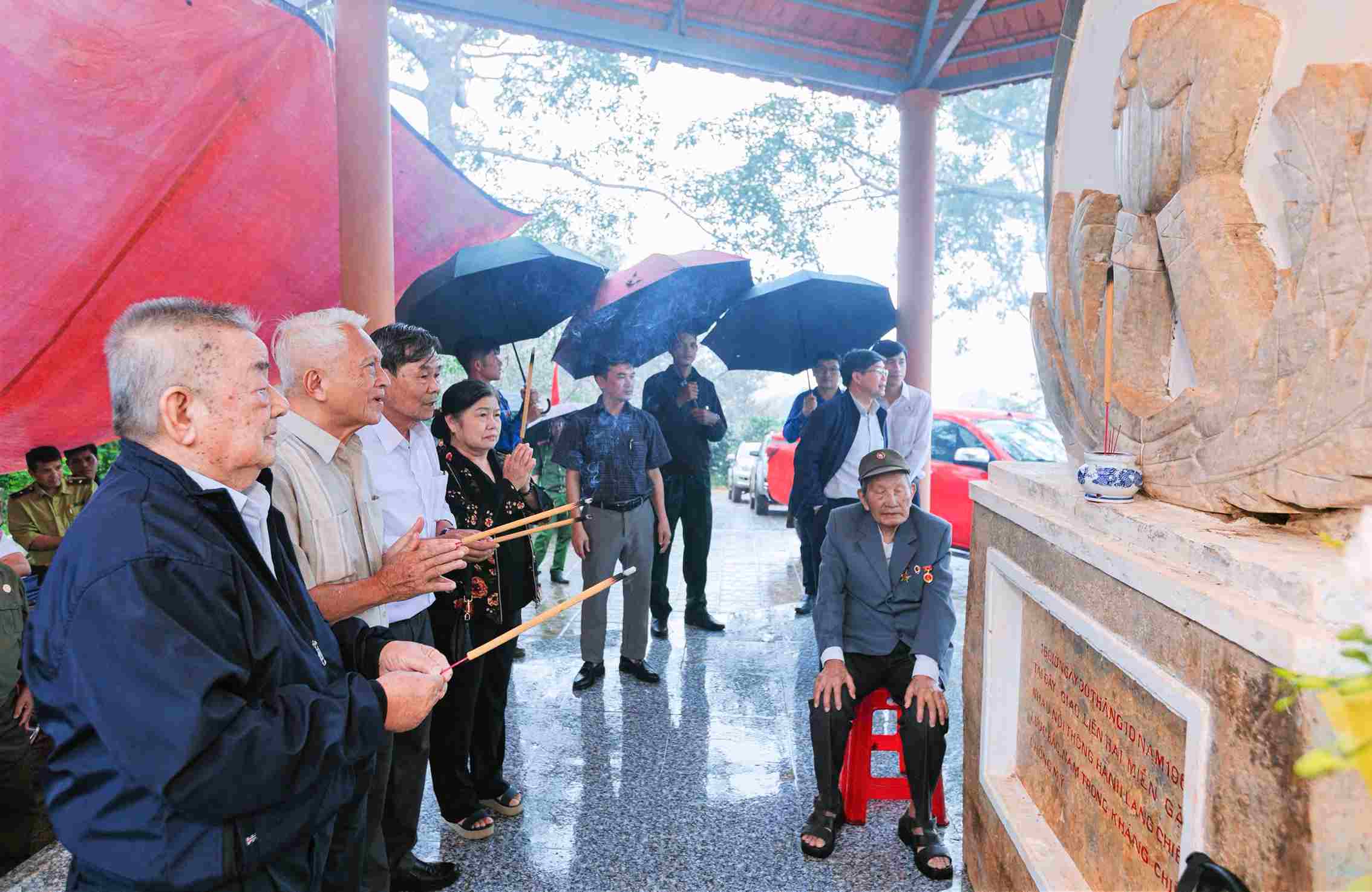 Các cựu chiến binh dâng hương tưởng nhớ những người đồng chí, đồng đội đã anh dũng hy sinh trên đường hành lang chiến lược Bắc - Nam. Ảnh: Phúc Khánh 