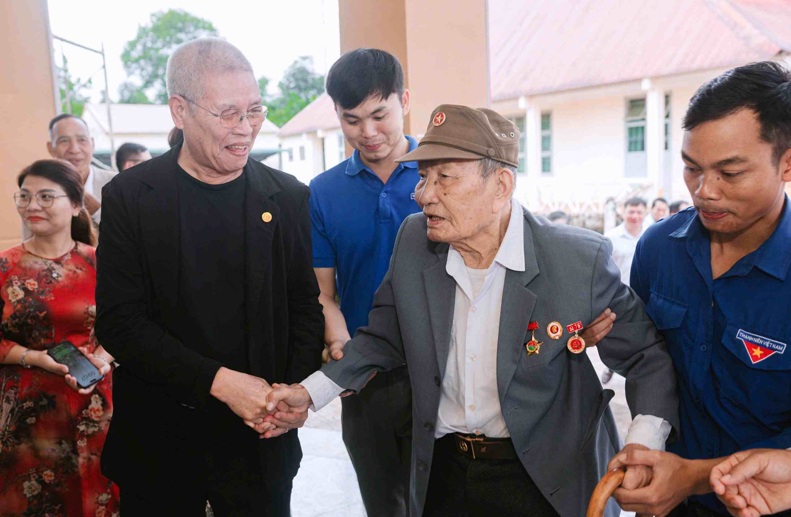 Đại tá Trần Tấn Công (96 tuổi, nguyên Phó Chỉ huy trưởng Bộ Chỉ huy Quân sự tỉnh Lâm Đồng) trở lại thăm chiến trường xưa trên đường hành lang chiến lược. Ảnh: Phúc Khánh 