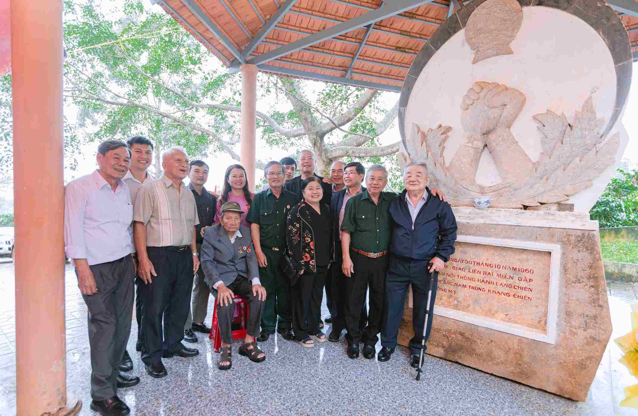 Những người lính năm xưa trở lại thăm Bia 