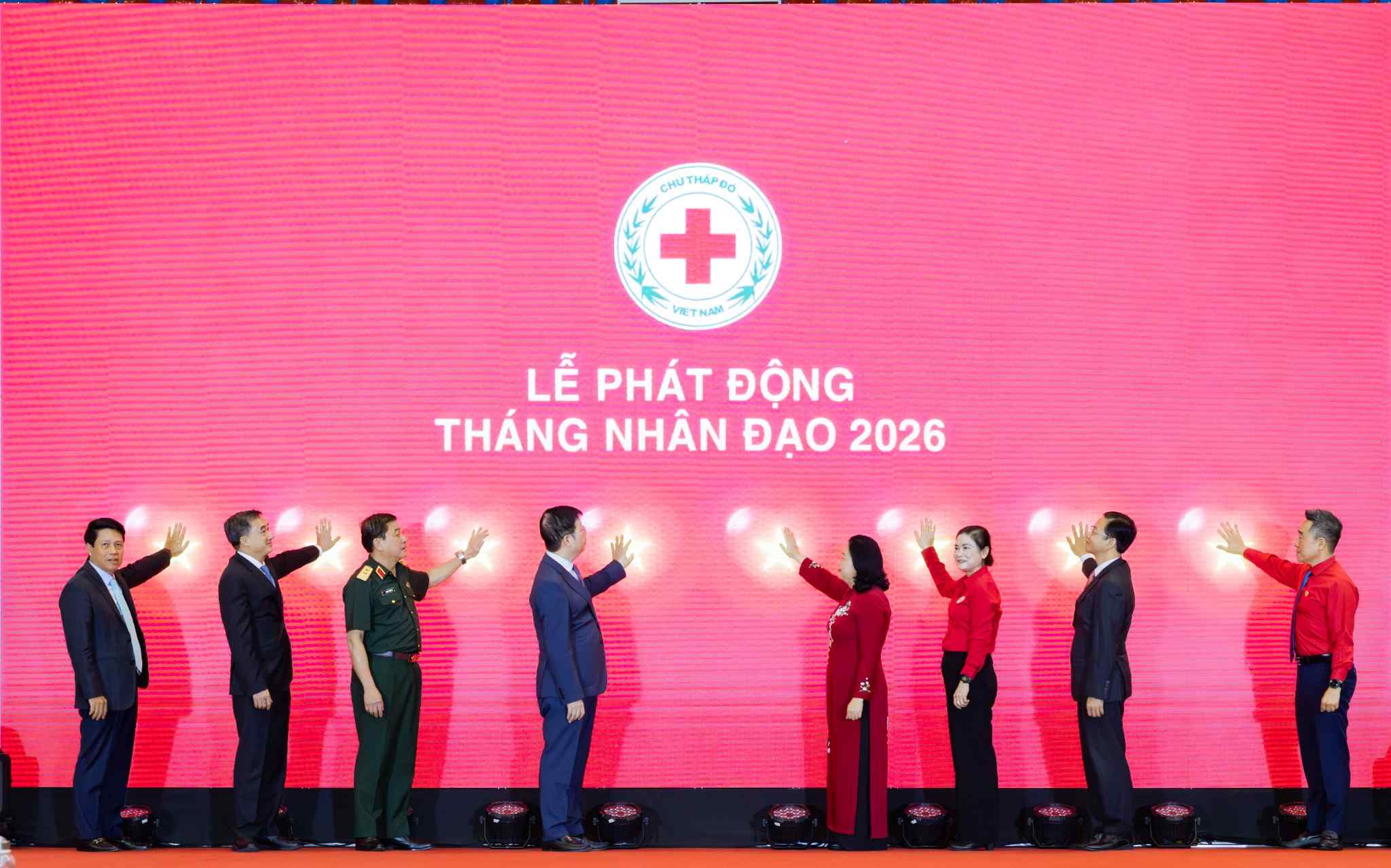 Các đại biểu bấm nút phát động Tháng Nhân đạo 2026.
