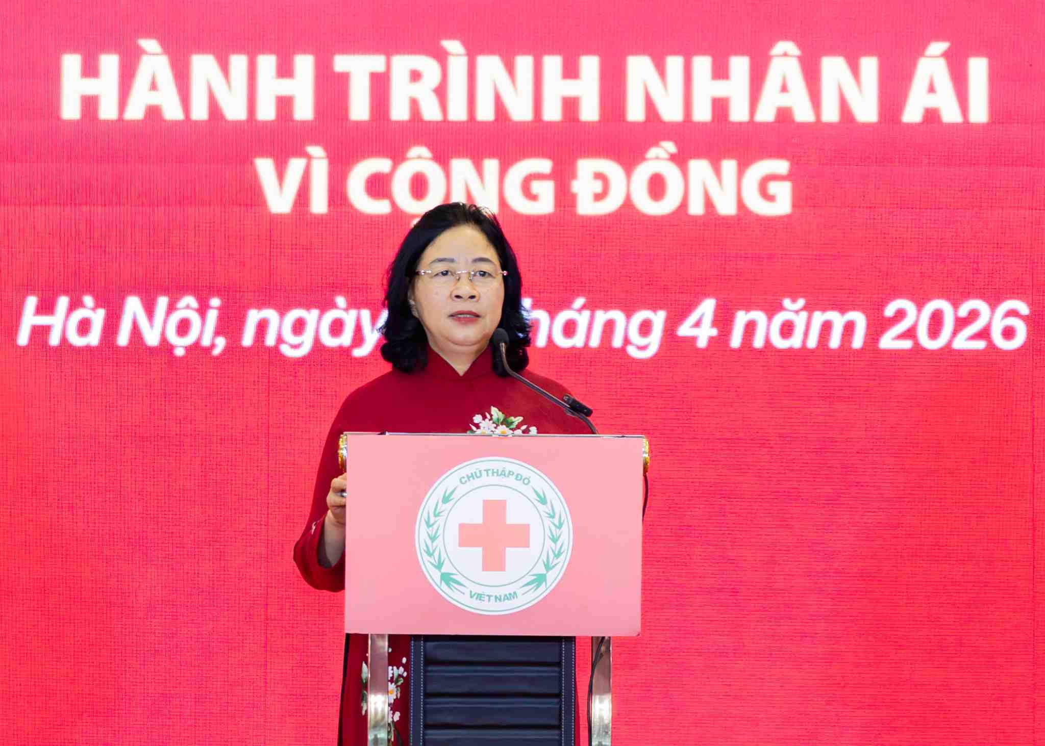 Đồng chí Bùi Thị Minh Hoài - Ủy viên Bộ Chính trị, Bí thư Trung ương Đảng, Chủ tịch Ủy ban Trung ương MTTQ Việt Nam phát biểu tại buổi lễ