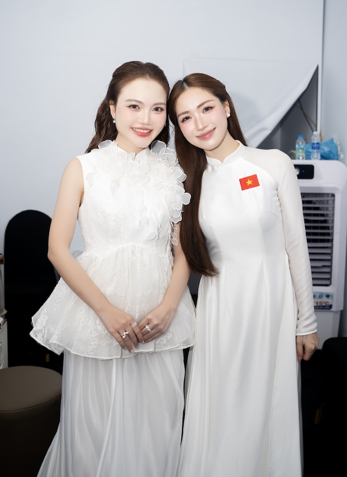 Hà Quỳnh Như chụp ảnh cùng Hòa Minzy trong hậu trường. Ảnh: Nhân vật cung cấp.