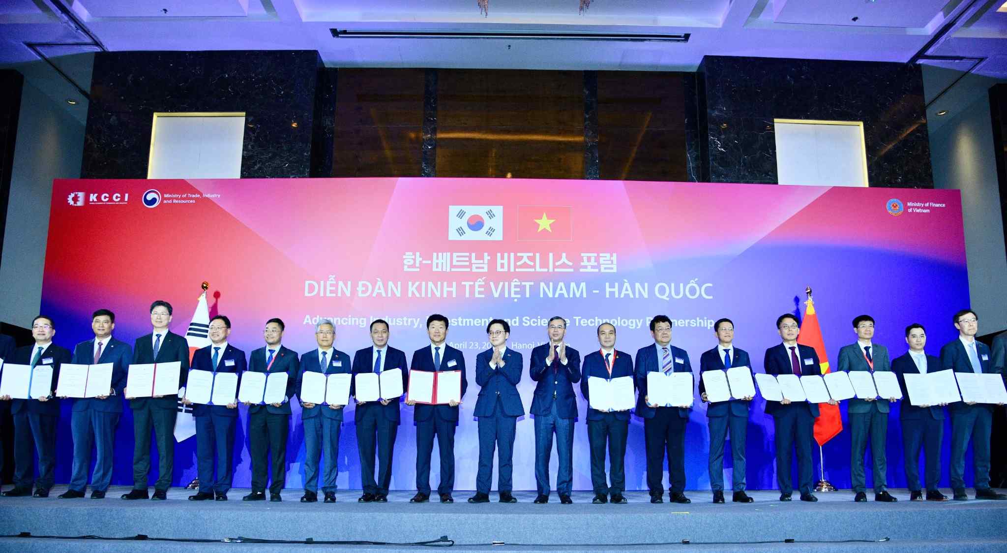 Tổng Giám đốc Agribank Phạm Toàn Vượng (thứ hai từ trái sang) cùng các doanh nghiệp nhận văn bản ký kết hợp tác giữa các doanh nghiệp và tổ chức hai nước