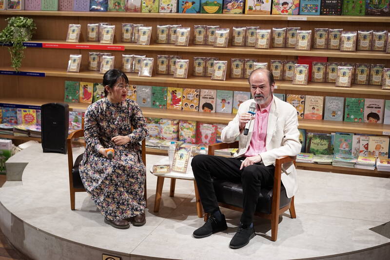 Author Juan Villoro shares with readers at the exchange. Photo: Organizing Committee