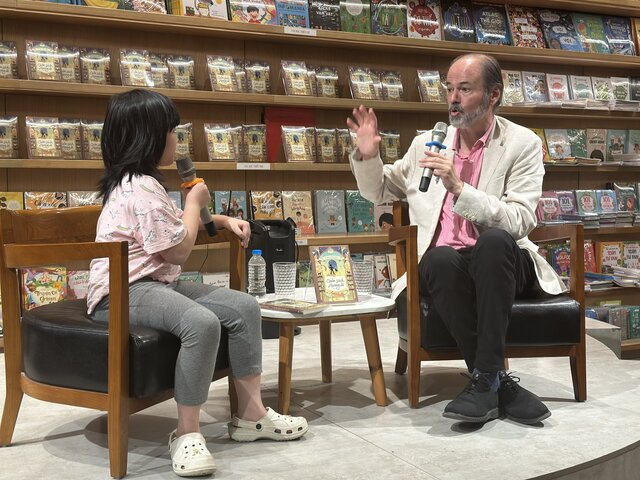 Juan Villoro tương tác cùng các độc giả nhỏ tuổi trong không gian trải nghiệm sách. Ảnh: Ban tổ chức