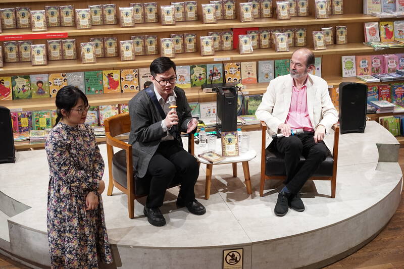 Nhà văn Juan Villoro giao lưu, trò chuyện cùng bạn đọc về việc đọc và sáng tạo. Ảnh: Ban tổ chức