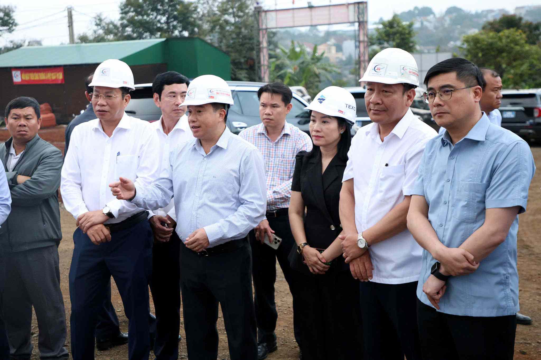 Secretary of the Lam Dong Provincial Party Committee Y Thanh Ha Nie Kdam directed to be determined to increase shifts and crews to bring the project to completion soon. Photo: Duong Phong