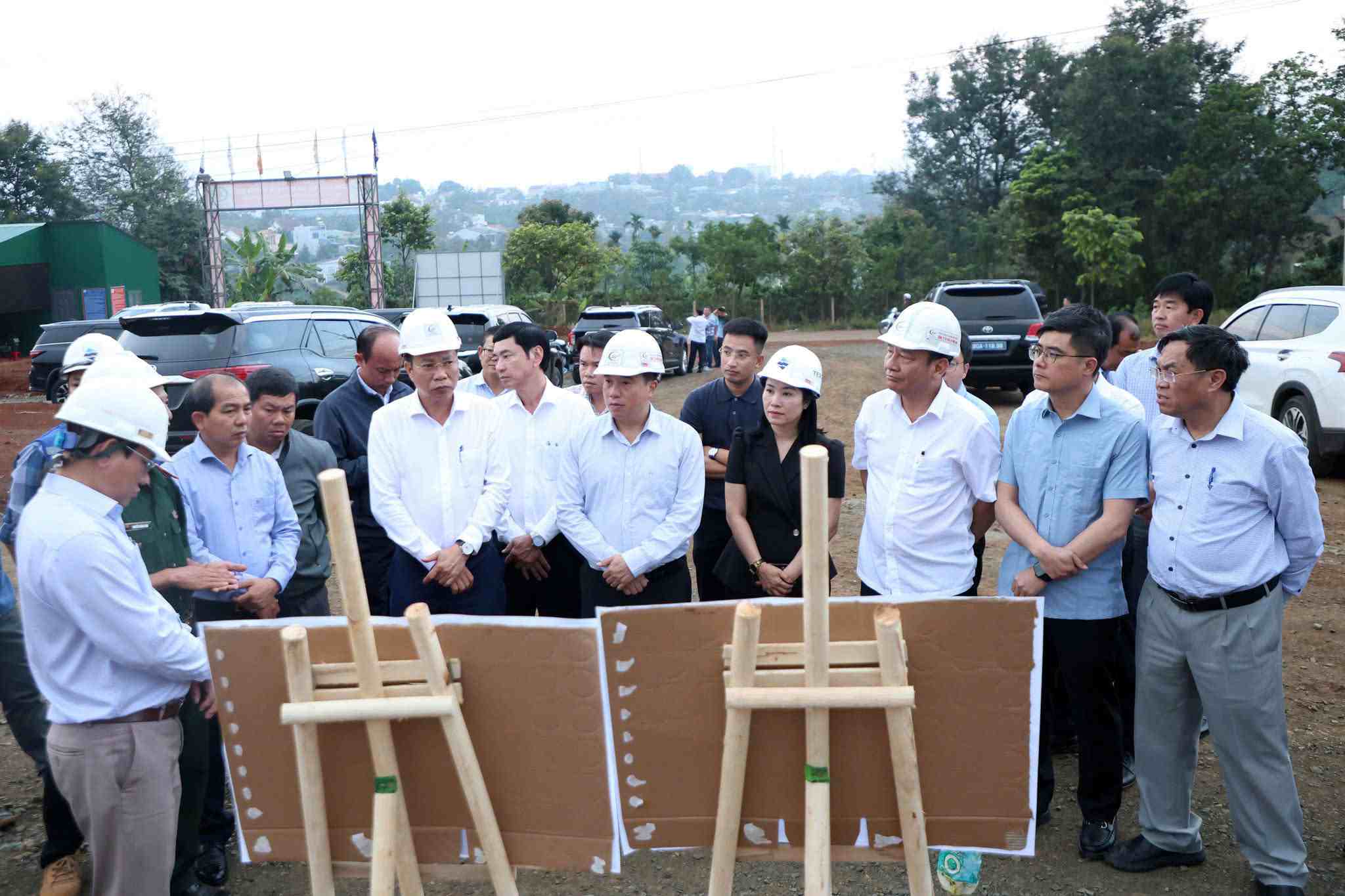 Bí thư Tỉnh ủy Lâm Đồng Y Thanh Hà Niê Kđăm cùng đoàn công tác kiểm tra tại dự án Trường 