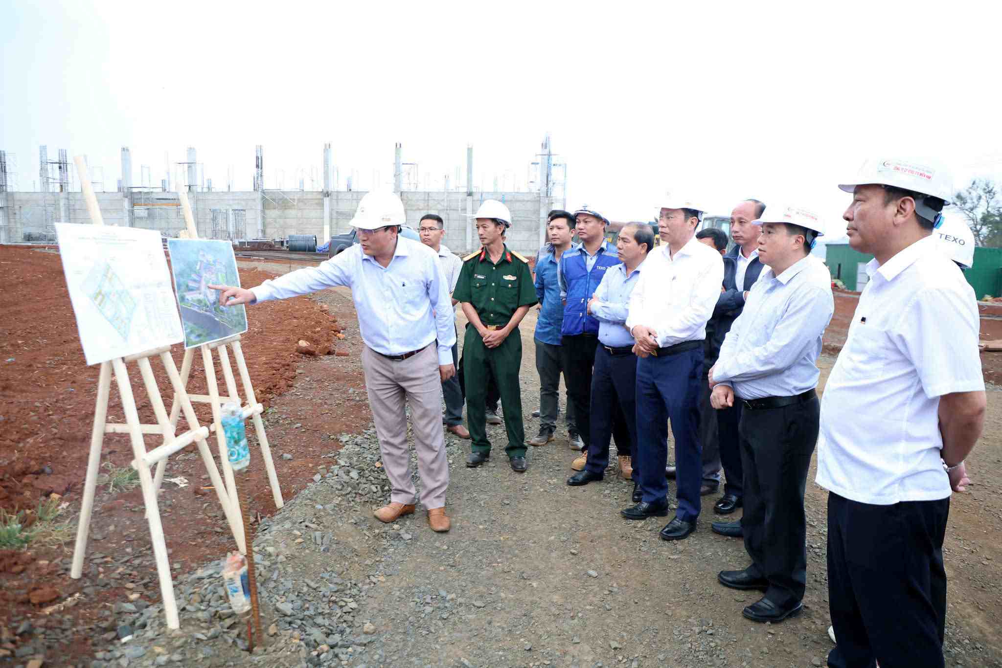 Đại diện chủ đầu tư báo cáo tiến độ thực hiện dự án. Ảnh: Dương Phong 