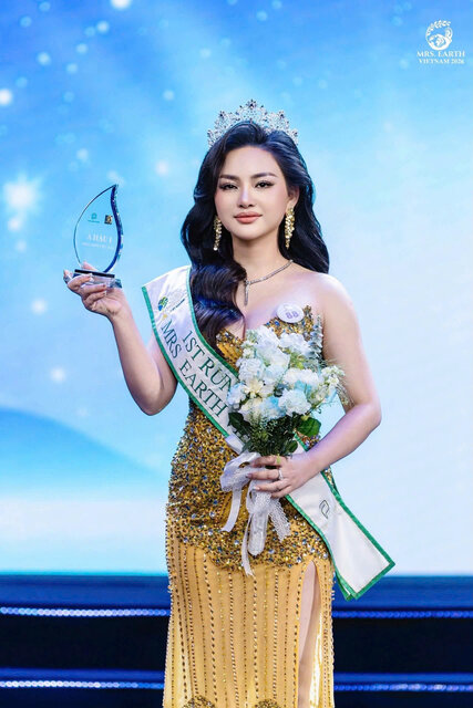 Á hậu Trịnh Thu Bình rạng rỡ trong khoảnh khắc đăng quang Á hậu 1 Mrs Earth Vietnam 2026. Ảnh: Nhân vật cung cấp