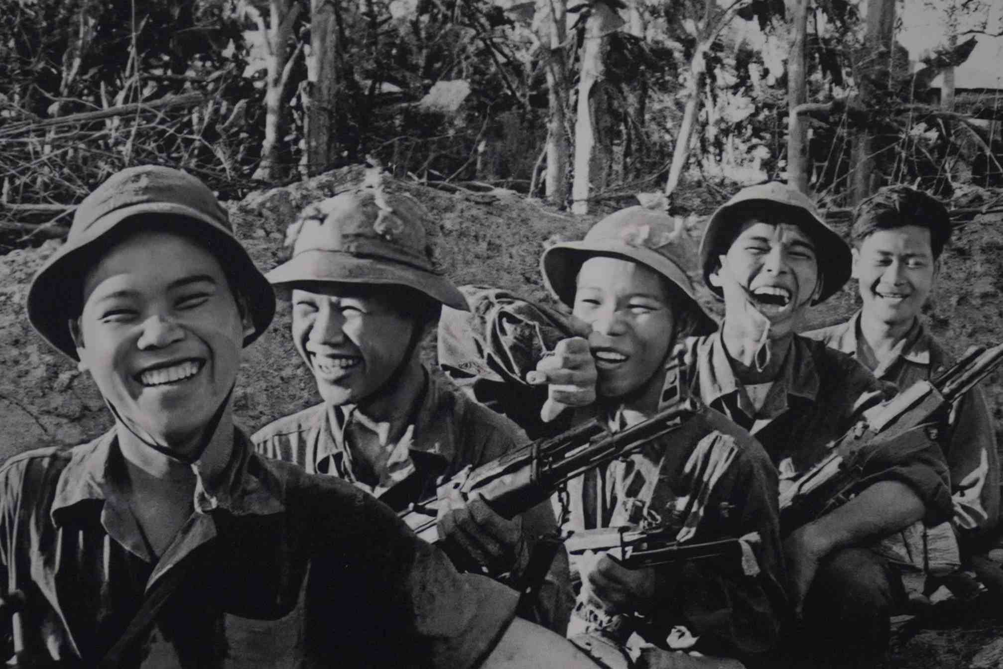 Nụ cười của những người chiến thắng ở Thành cổ Quảng Trị năm 1972. Theo lời cựu chiến binh Đào Chí Thành thuộc Đại đội 14, Trung đoàn 95, Sư đoàn 325 Quân Giải phóng miền Nam Việt Nam, các chiến sĩ Quân Giải phóng đã vào trận với một tinh thần rất hồn nhiên. Cựu chiến binh Trần Luân Tín, Đại đội thông tin số 18, Trung đoàn 95, Sư đoàn 325 Quân Giải phóng miền Nam Việt Nam, ông cũng không thể ngờ rằng mình vừa bước ra khỏi trận chiến khốc liệt nhất trong toàn bộ cuộc chiến.