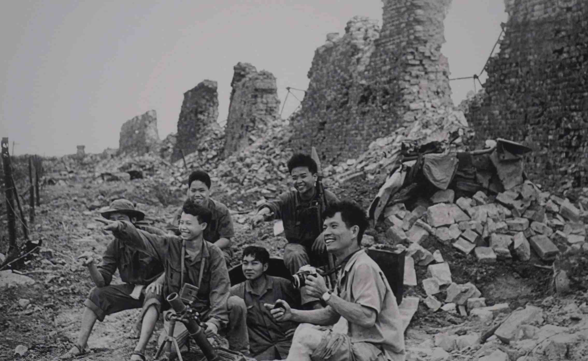 Phút nghỉ ngơi sau trận đánh của phóng viên Đoàn Công Tính cùng các chiến sĩ Trung đoàn 48 và K8 tại Thành cổ Quảng Trị năm 1972. Đại tá, Anh hùng Lực lượng vũ trang nhân dân Vũ Trung Thướng - nguyên Phó sư đoàn trưởng, Tham mưu trưởng Sư đoàn 390, người có nhiều năm gắn bó với Trung đoàn 48 hồi tưởng: “Trong 81 ngày đêm bảo vệ Thành cổ Quảng Trị, đơn vị tôi - Đại đội 5, Tiểu đoàn 2, Trung đoàn 48 có nhiệm vụ chốt chặn ngã ba Long Hưng, bảo vệ vòng ngoài phía Tây Nam Thành cổ. Nhiệm vụ chốt giữ ngã ba Long Hưng rất khó khăn và nguy hiểm, phải phát hiện và đánh địch từ xa để tạo điều kiện cho đội hình phía sau sẵn sàng chiến đấu”.