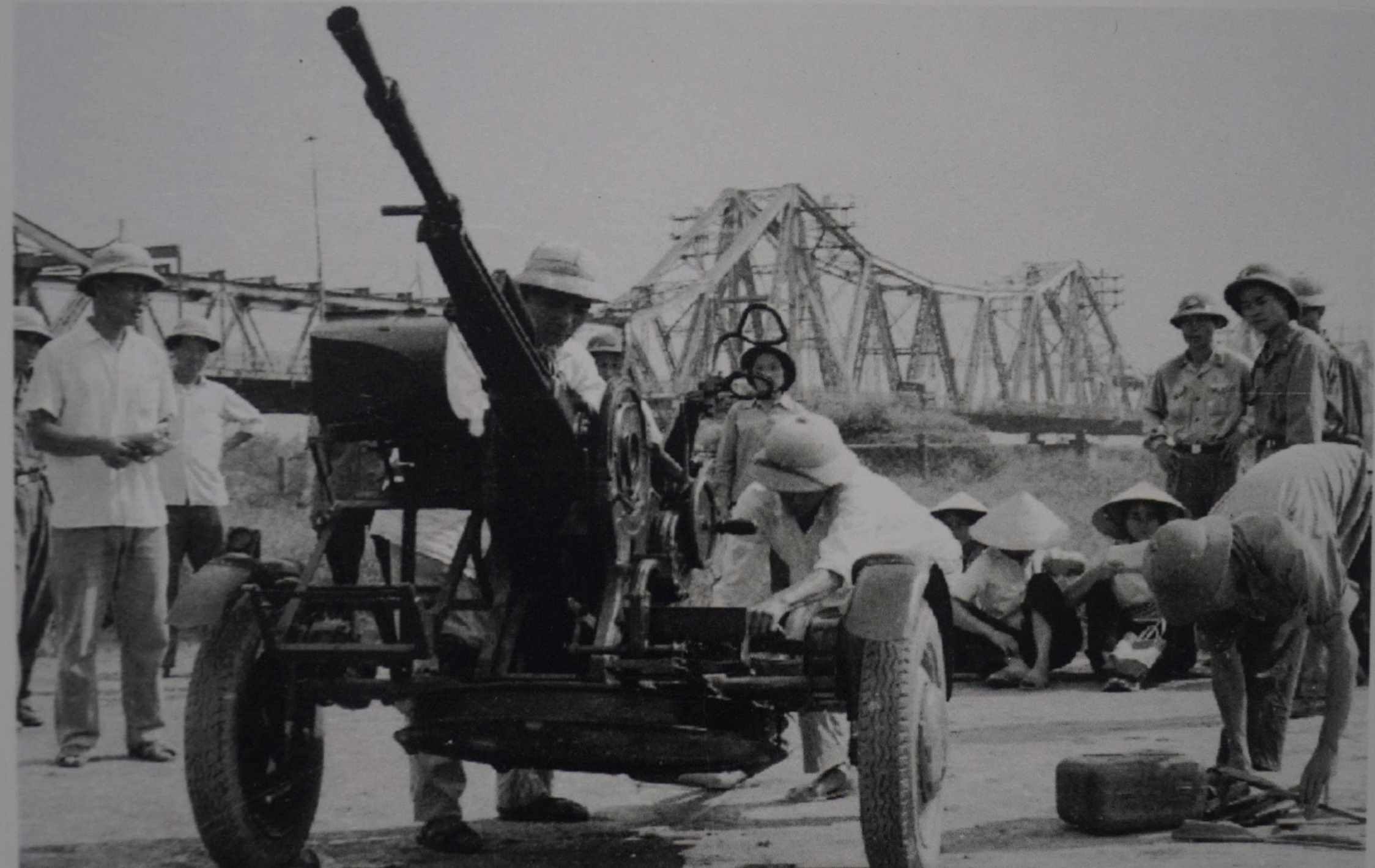 Tự vệ Hà Nội chuyển pháo đến trận địa bảo vệ Cầu Long Biên năm 1972. Trong khi máy bay Mỹ nhắm cầu Long Biên là trọng điểm phải hủy diệt thì những người lính phòng không Hà Nội lại quyết tâm bảo vệ cầu bằng mọi giá.