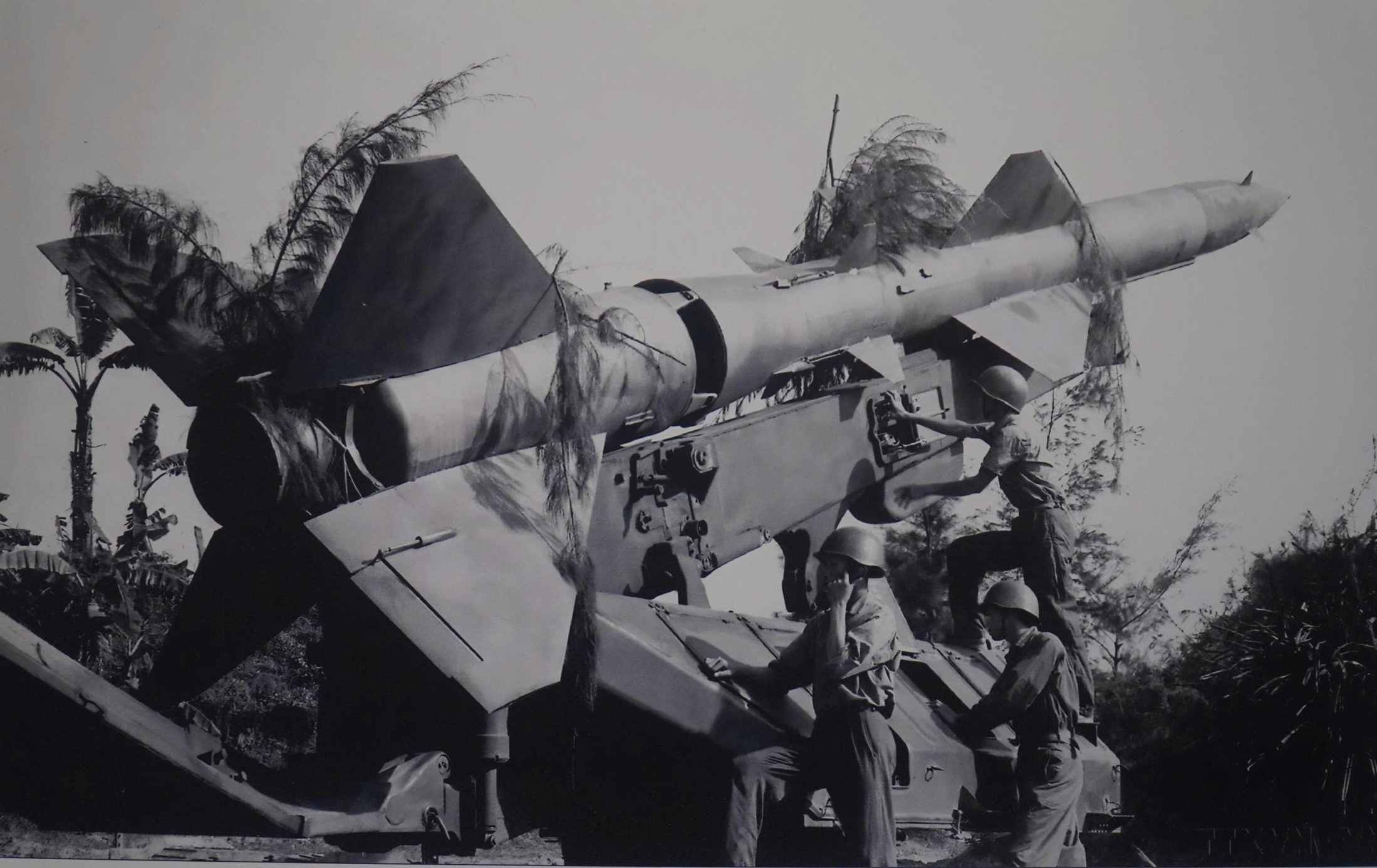 Hình ảnh phân đội 57 bộ đội tên lửa bảo vệ Thủ đô chiến đấu mưu trí, dũng cảm bắn rơi tại chỗ 9 máy bay Mỹ ngày 10/5/1972 trên vùng trời Hà Nội trong trận chiến “Điện Biên Phủ trên không”. Trong trận chiến 12 ngày đêm chiến đấu với không quân Mỹ, quân dân ta đã bắn rơi tổng cộng 81 máy bay Mỹ, bắt sống 44 giặc lái, bắn hỏng 9 tàu chiến... 