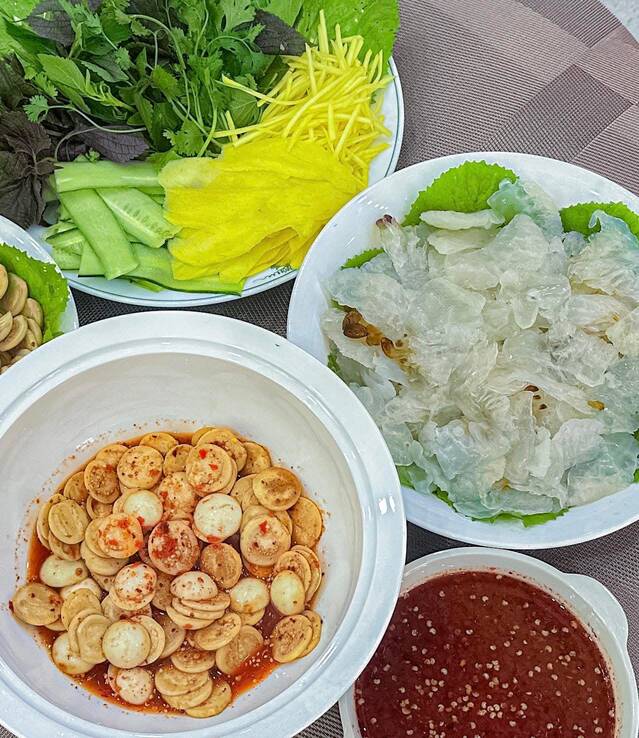 Nguyên liệu đã sơ chế gồm sứa, cà pháo, xoài, dưa chuột và nước sốt, chuẩn bị cho bước trộn. Ảnh: Minh Thuỷ