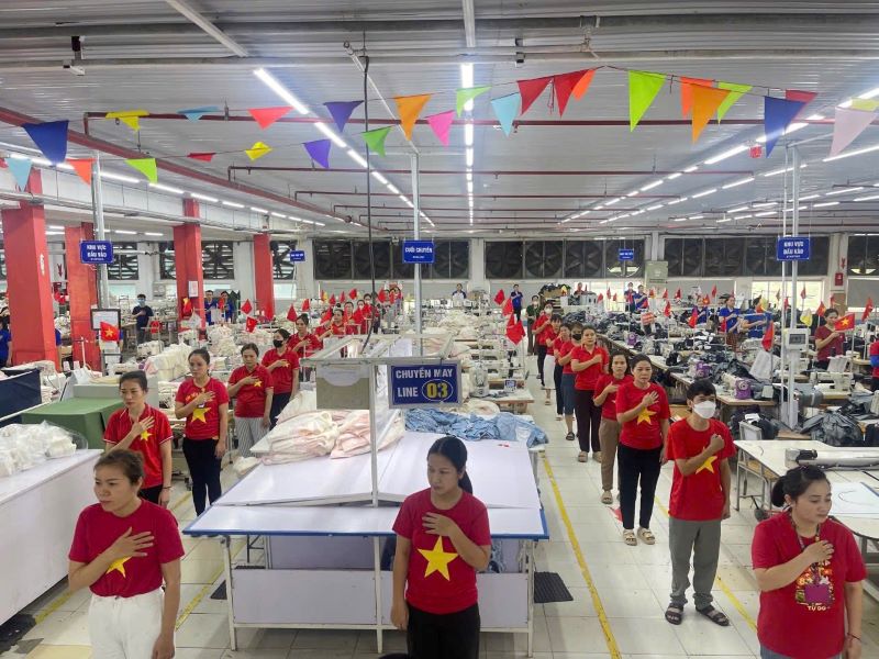 민안 김리엔 봉제 주식회사는 기업과 협력하여 남부 해방 51주년 기념 국기 게양식을 개최했습니다. 사진: 응에안 노동조합