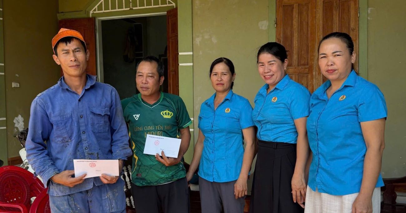 떤끼사 노동조합은 어려운 상황에 처한 조합원들을 방문하여 20개의 선물을 전달하고 지원했습니다. 사진: 응에안 노동조합