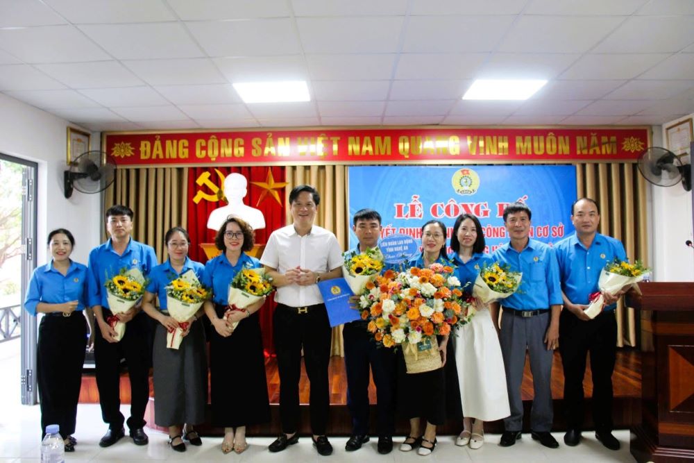 에버 골드 유한회사와 북응에안 보호림 관리위원회의 두 노동조합 기초 조직 설립. 사진: 응에안 노동조합