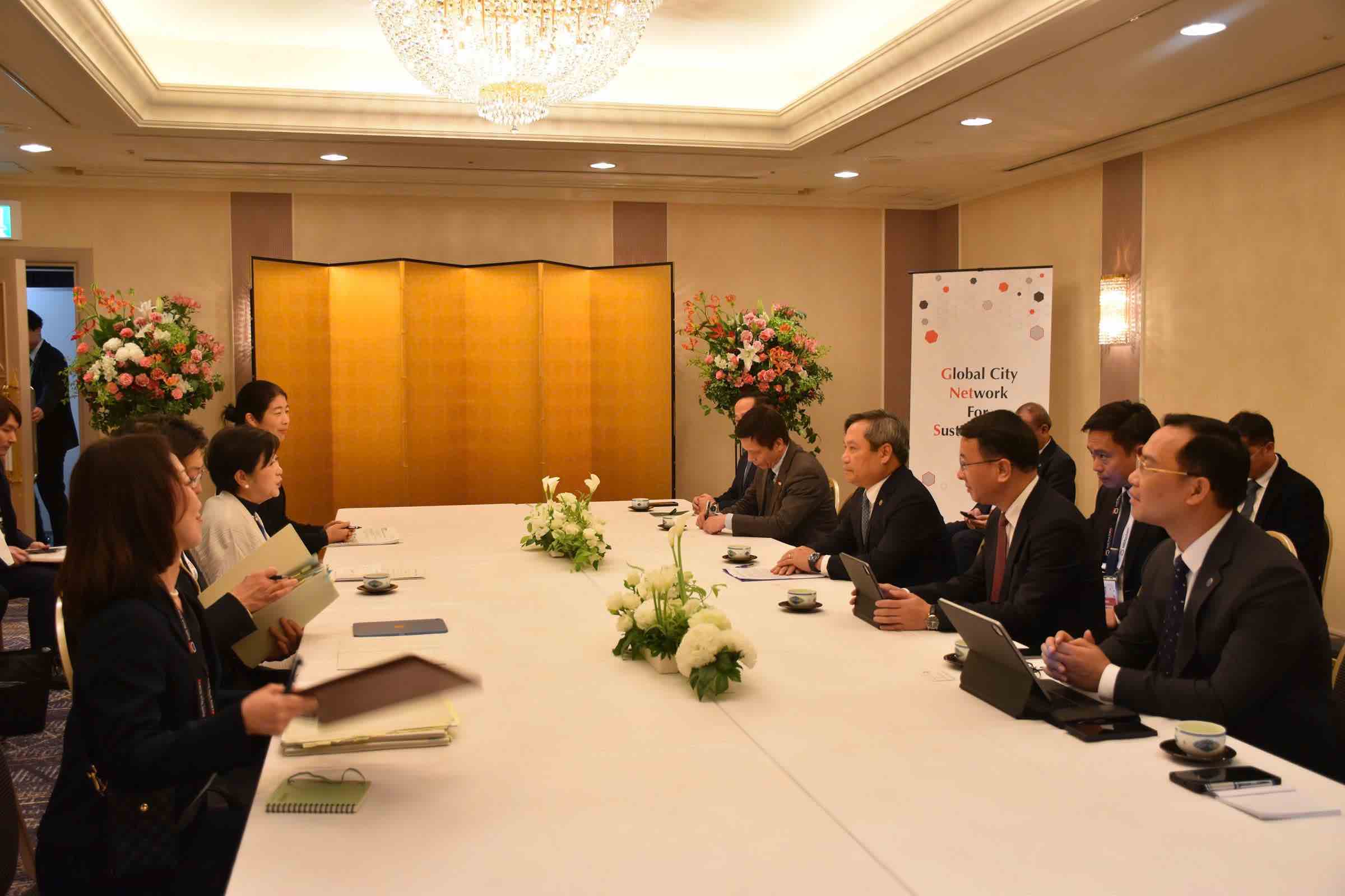 Chủ tịch UBND TP Hà Nội Vũ Đại Thắng hội kiến Thống đốc Tokyo - bà Koike Yuriko. Ảnh: TTXVN 