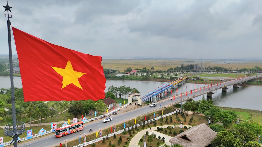 The story of the flag maker in the 17th parallel in the years when the country was divided. Photo: Nguyen Luan