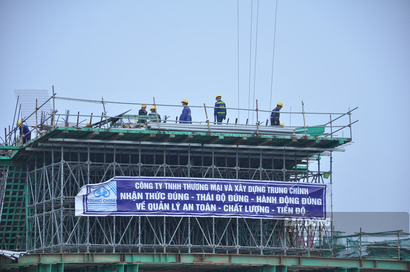 Tuy giá vật liệu, nhiên liệu tăng cao, nhà thầu vẫn tập trung thi công để sớm hoàn thành cầu. Ảnh: Đinh Đại