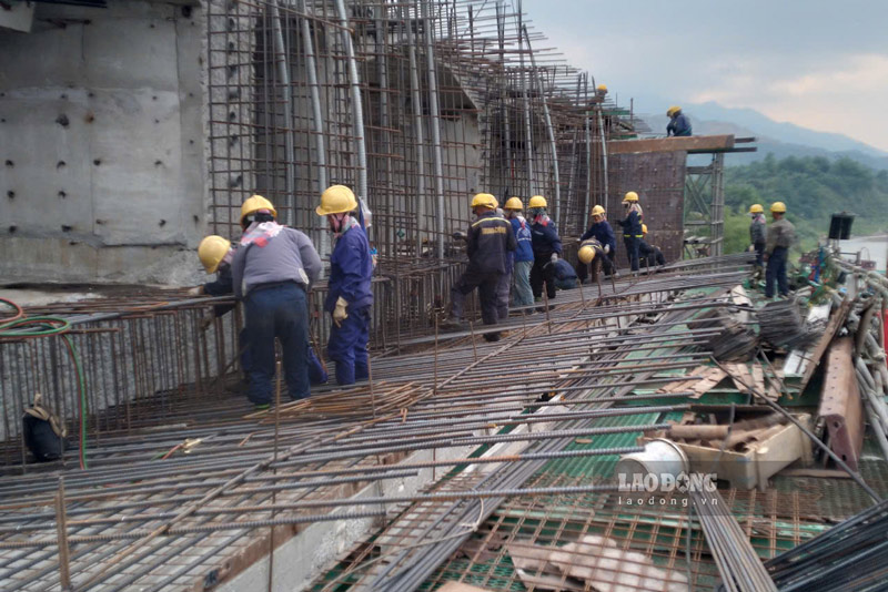 Công nhân tập trung làm sắt thép. Ảnh: Đinh Đại