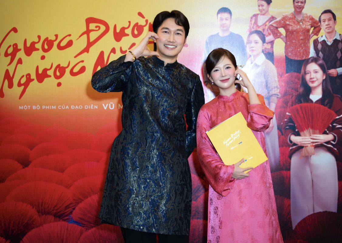 Dinh Tu - Ngoc Huyen debut at the movie press conference "Going Against the Road, Going Against the Sun". Photo: Character provided