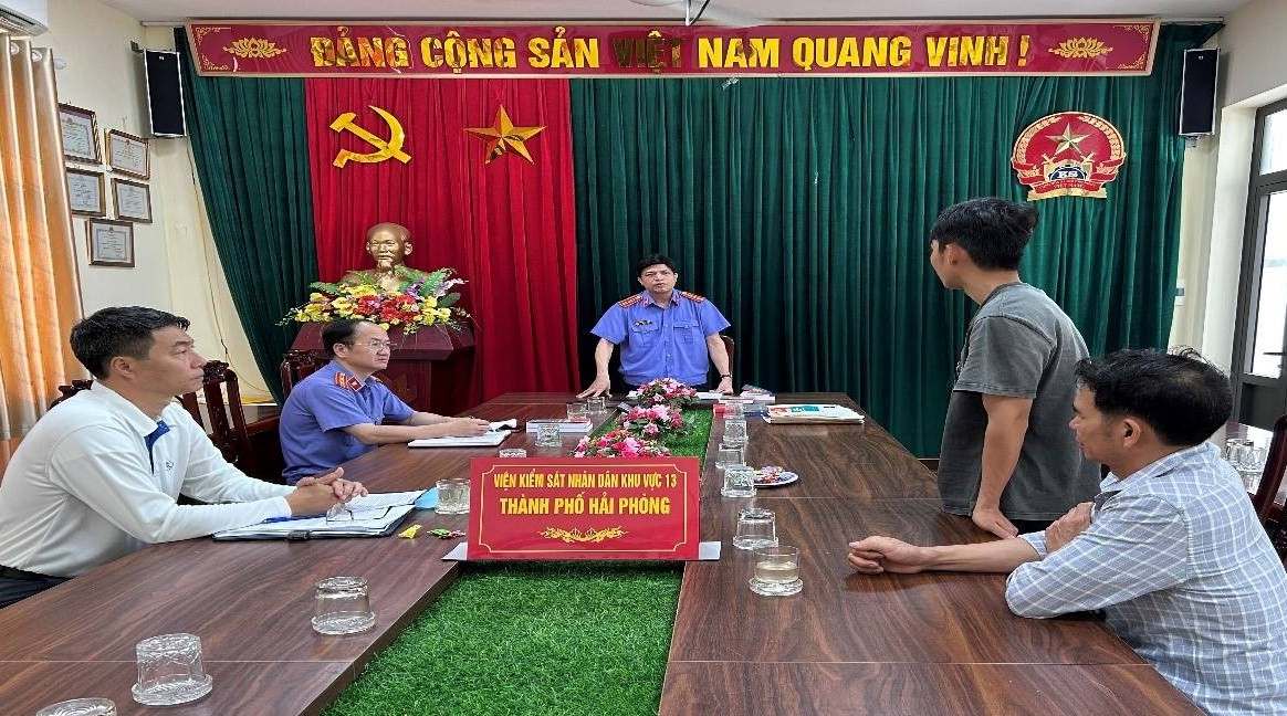 Meeting to consider applying measures to redirect education for male students who first steal property. Photo: Hai Phong Provincial People's Procuracy