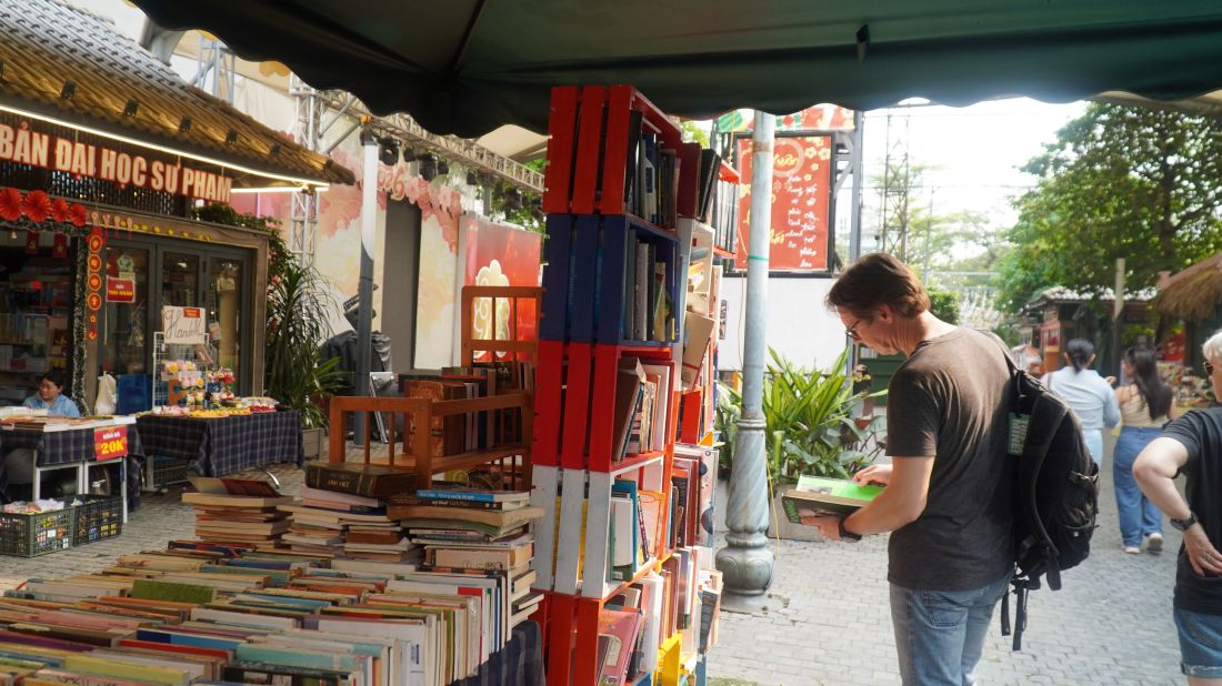 Traditional bookstores are deserted, as e-commerce platforms, reading apps, and online books develop. Photo: Minh Chinh