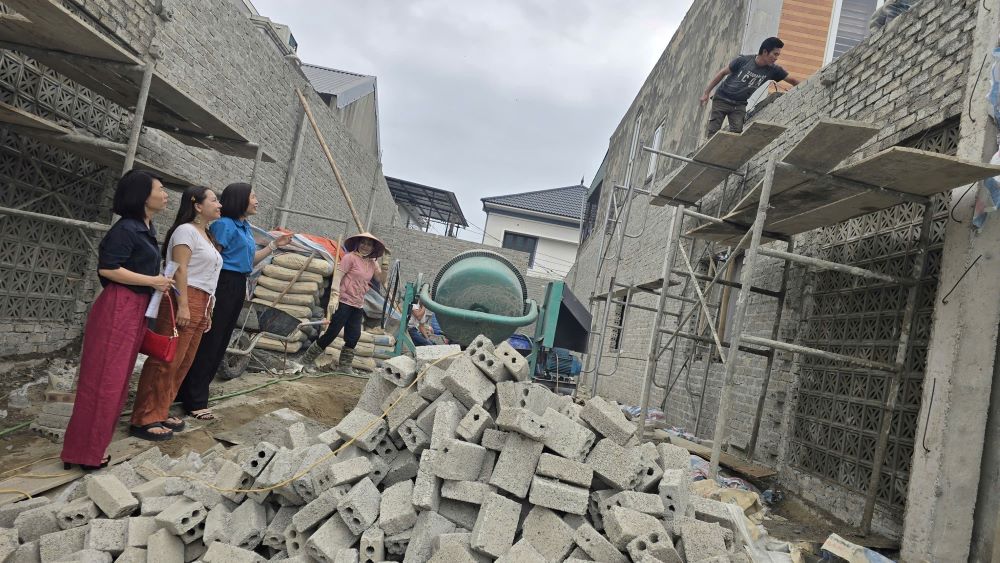 Vinh Phu Ward Trade Union has just organized a survey and supported "Trade Union Homes" for union members whose houses were burned down. Photo: Nghe An Trade Union