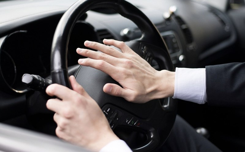 운전 이론 교사는 어떤 기준을 충족해야 합니까?