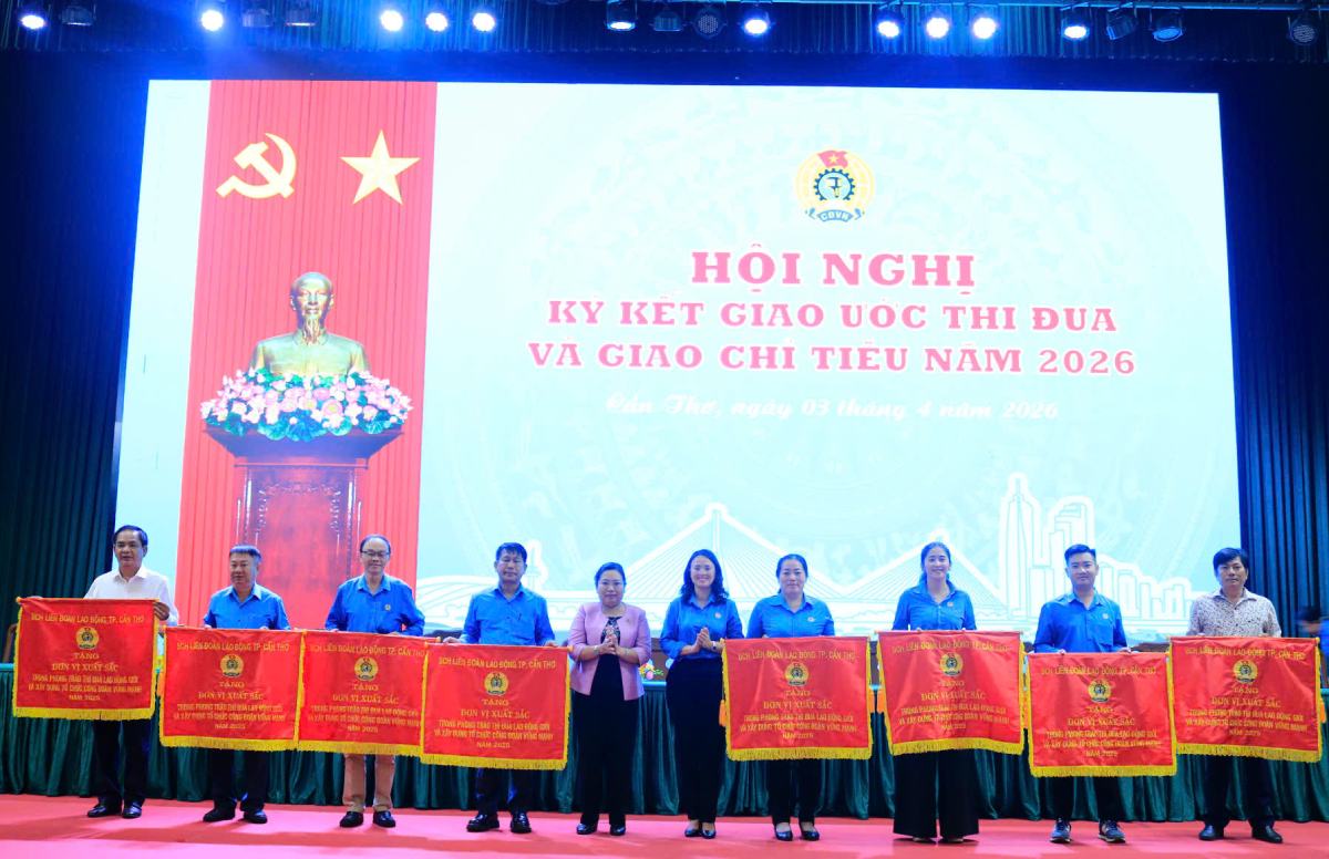 Chairman of Can Tho City Labor Federation Le Thi Suong Mai presents the Emulation Flag of Can Tho City Labor Federation to 8 collectives. Photo: Huong Nha
