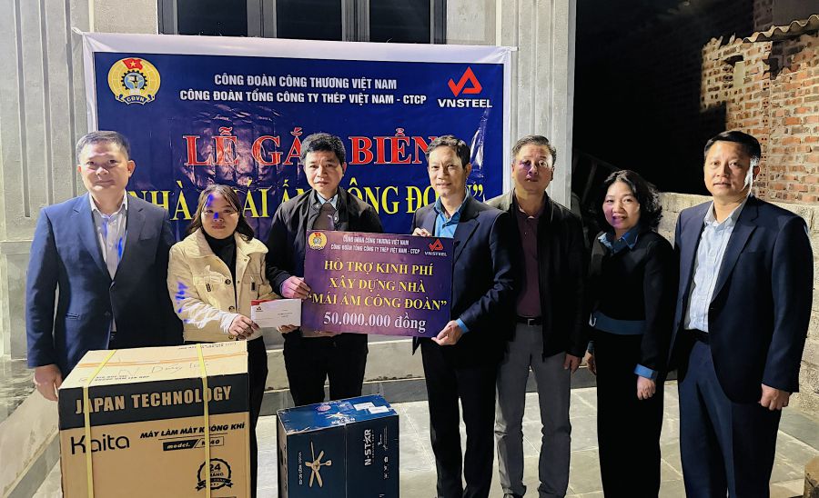 On February 10, 2026, Chairman of the Vietnam General Confederation of Industry and Trade Le An Hai (4th from right) and the working delegation presented "Trade Union Shelter" support to union member Hoang Van Tran - material loading worker, cast iron smelting workshop, Viet Trung Mineral and Metallurgy Co., Ltd. Photo: Thuy Linh