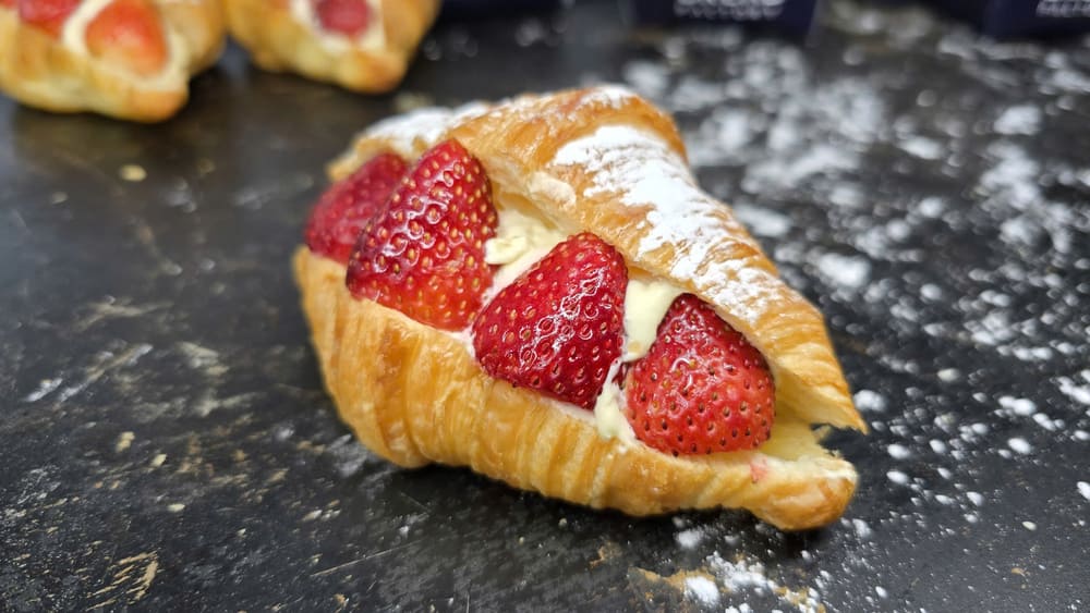 How to make delicious and simple beef horn cake with strawberry cream at home. Photo: Tuan Dat