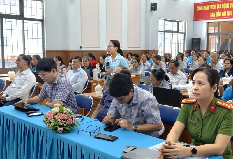 Grassroots trade union officials ask questions and exchange at the guidance session. Photo: Duc Long