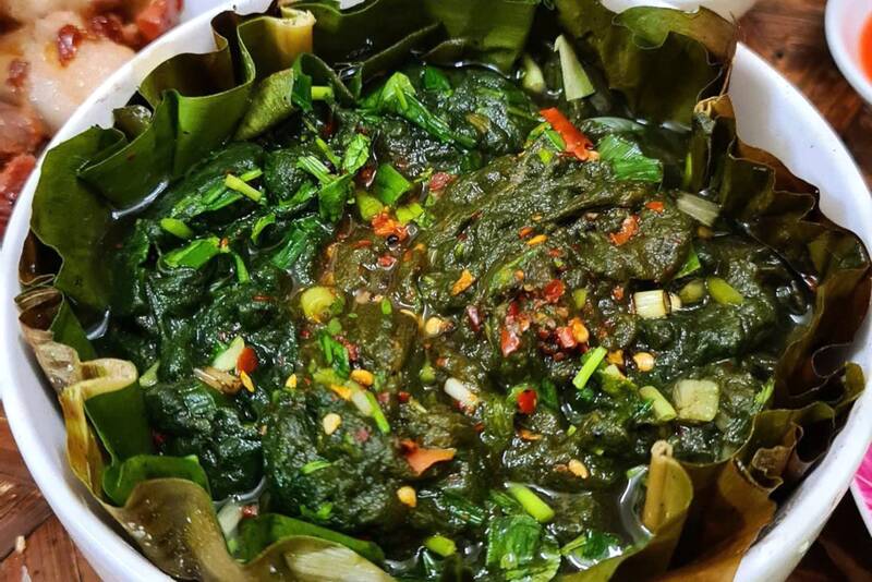 Rêu gói lá chuối nướng ăn kèm với xôi nếp sẽ cảm nhận rõ vị ngon, ngọt đặc trưng của món ăn. Ảnh: Phương Thảo