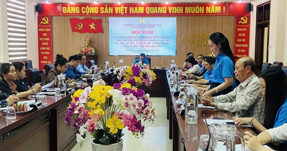 At the Q1 preliminary review conference, the Trade Union of Nui Thanh commune, Da Nang launched the "Together to School" model for the first time in 2026. Photo: Tra Ban