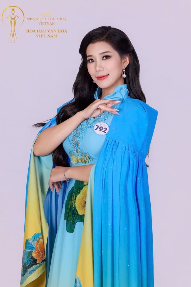 Không chỉ tôn vinh vẻ đẹp của người phụ nữ Việt, các thiết kế còn kể câu chuyện về Việt Nam bằng ngôn ngữ thời trang – tinh tế, bản sắc và giàu cảm xúc. Ảnh: Nhân vật cung cấp