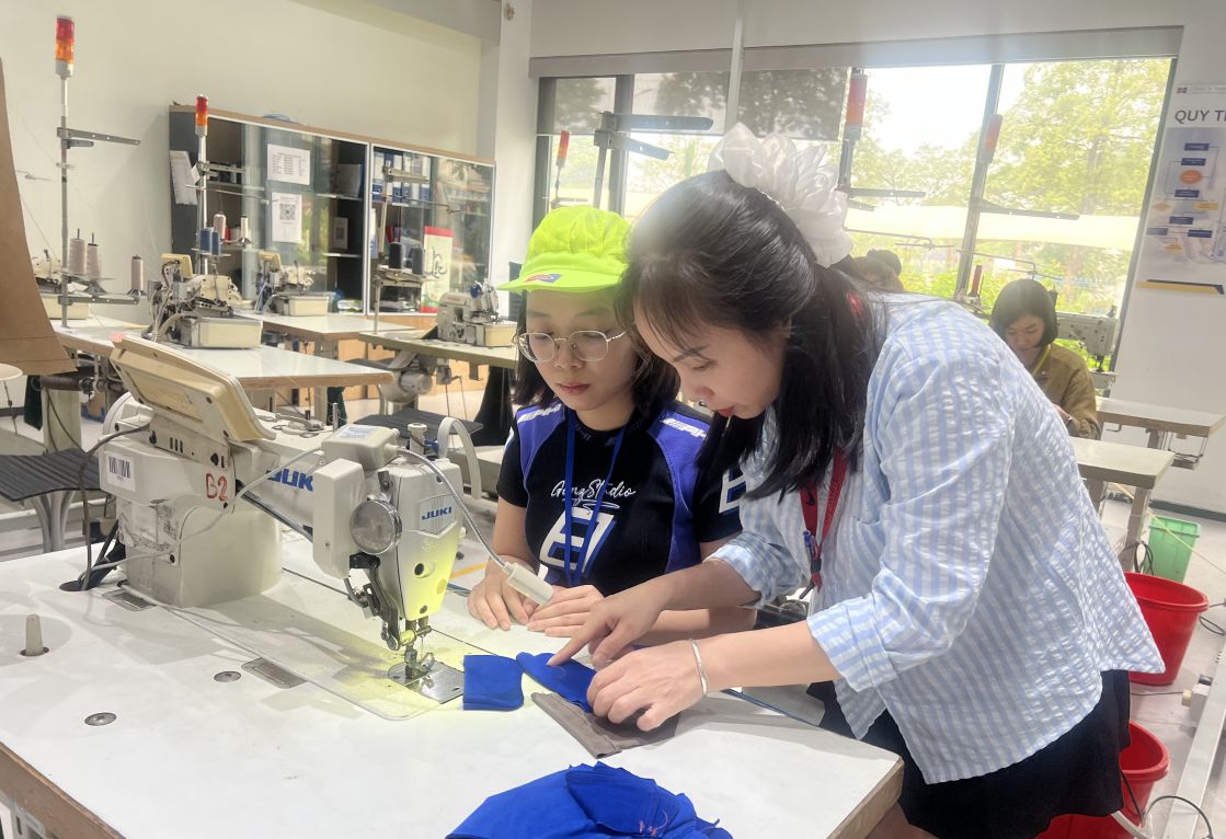 Vocational training for workers at Star Fashion Co., Ltd. Photo: Kieu Vu