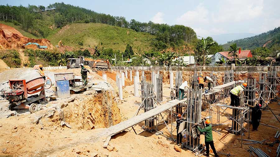 The survey delegation of the Urban Committee of Da Nang City People's Council proposed that the construction unit mobilize more manpower and resources to accelerate progress and soon complete the project according to the set plan. Photo: Hien Thuy