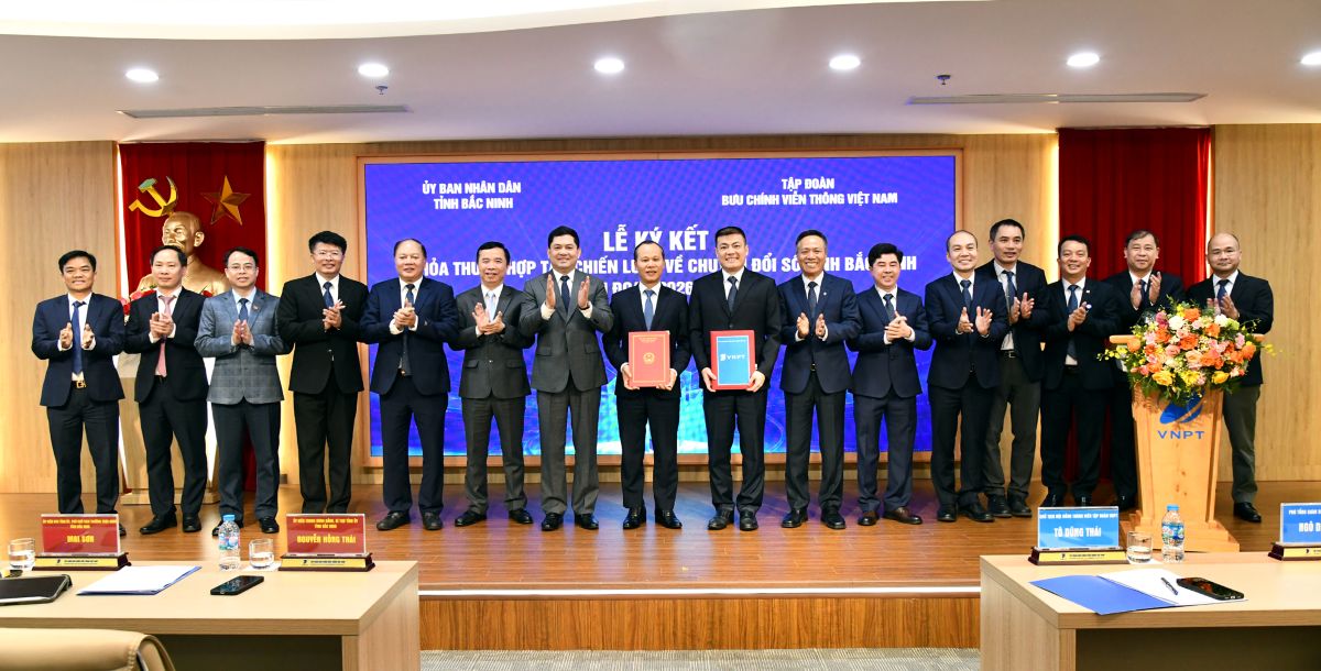 Các đại biểu chúc mừng Thỏa thuận hợp tác giữa hai bên đã được ký kết