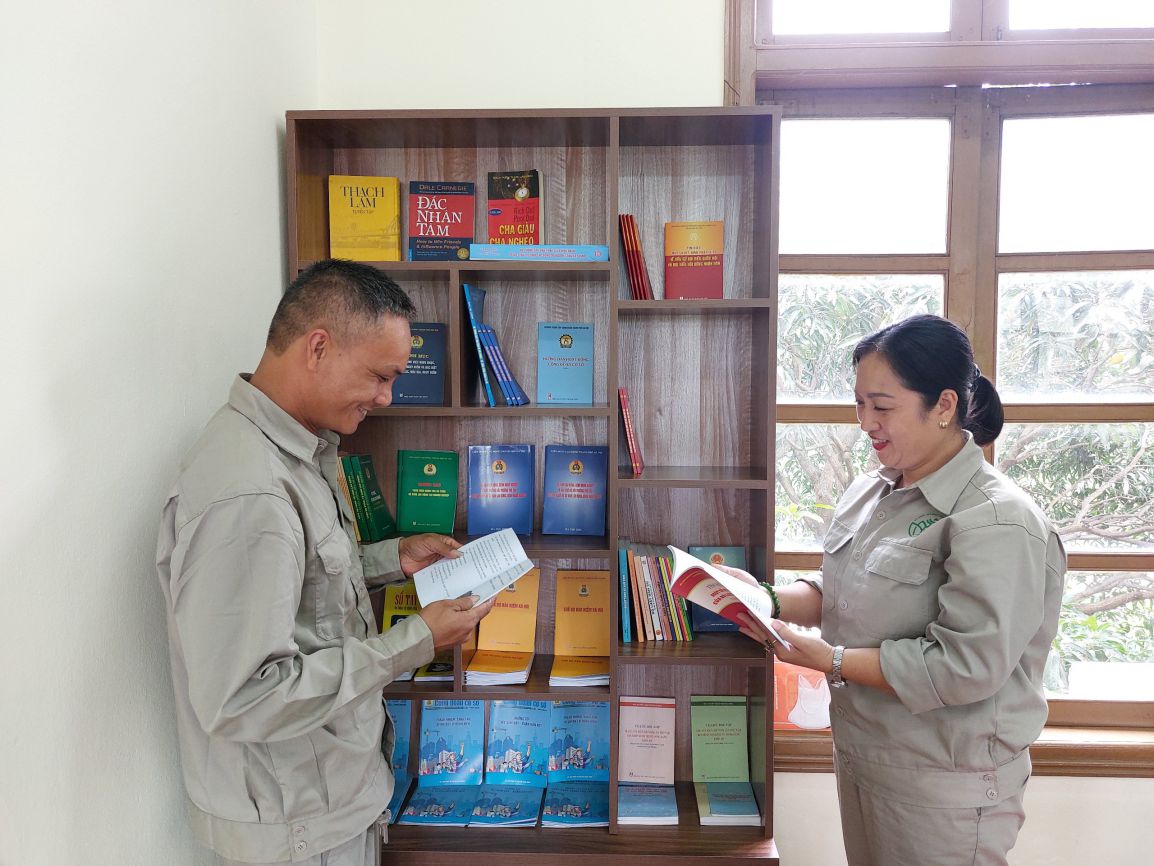 Tủ sách Công đoàn tại Điểm sinh hoạt văn hóa Công nhân ở Công ty Cổ phần môi trường Tây Đô có cả sách pháp luật, sách văn học, sách thưởng thức phục vụ nhu cầu đọc của người lao động. Ảnh: Ngọc Ánh