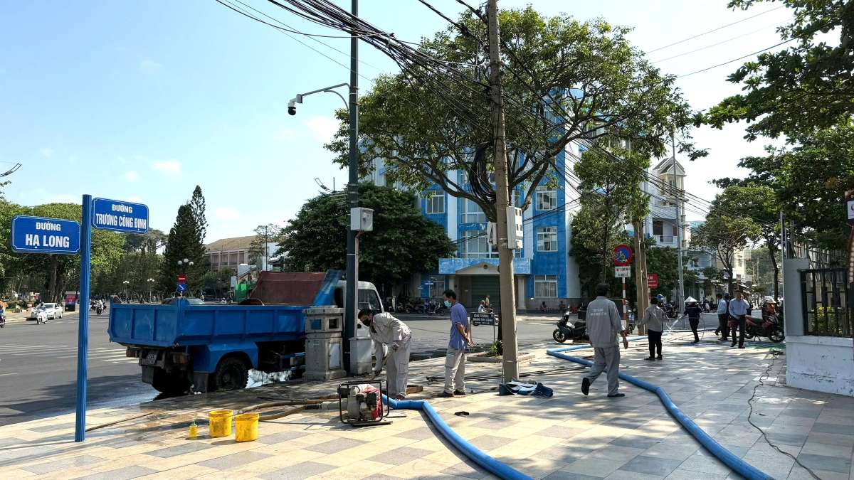 Đơn vị thoát nước đang nạo vét, rửa đường, bơm nước thoát nước thải ở giao lộ Trương Công Định - Hạ Long - Quang Trung. Ảnh: Thành An