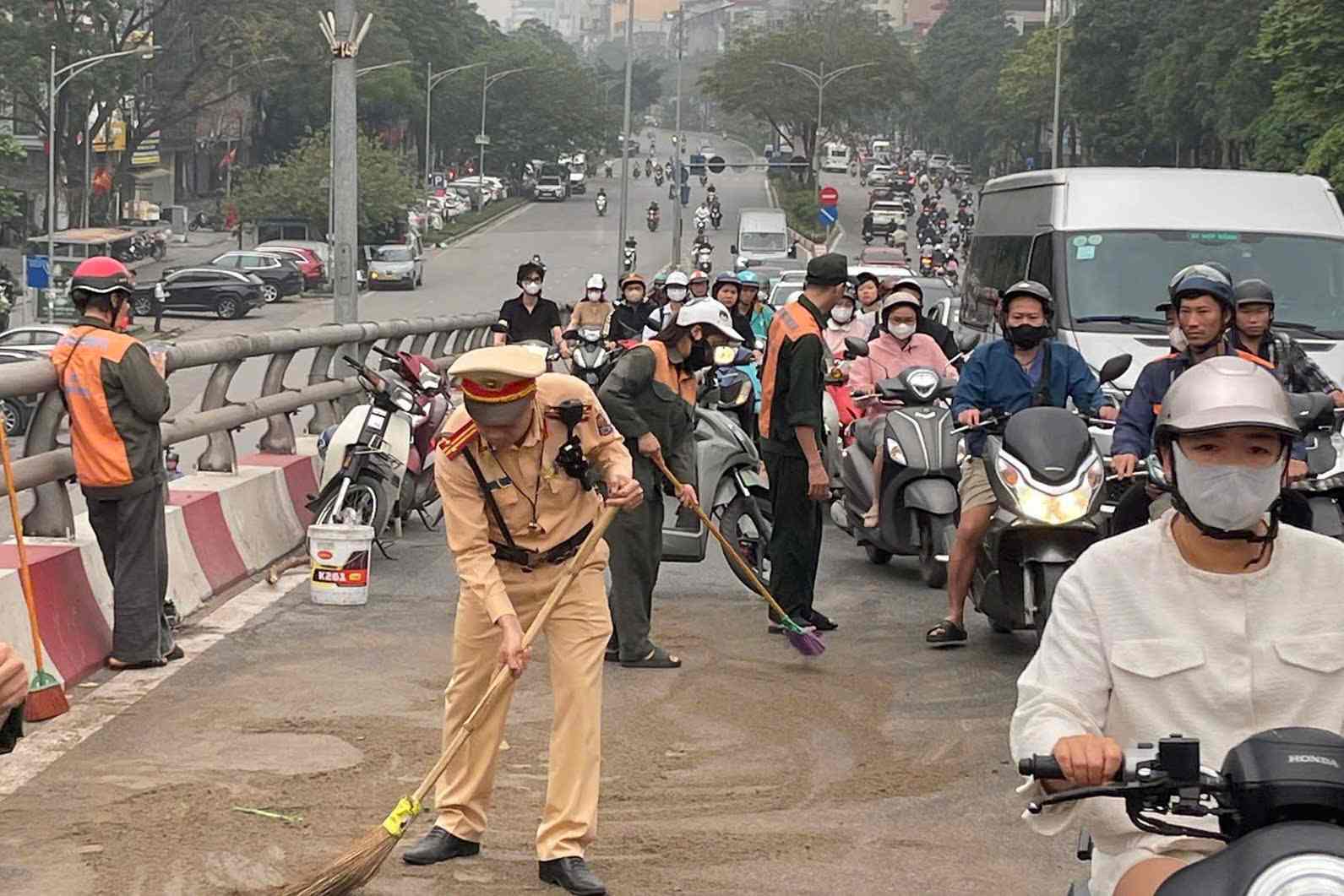 Lực lượng chức năng xử lý vết dầu loang. Ảnh: Công an cung cấp