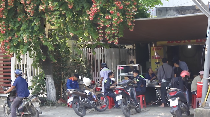 Many workers in industrial parks in Da Nang City are facing spending pressure with a starting salary of more than 6 million VND. Photo: Thuy Nhien