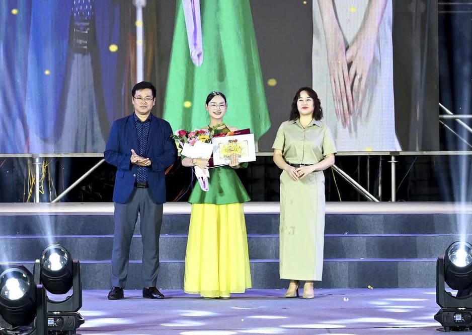 Coal mining flower Bui Tran Ngoc Diep excellently won the "Promising Female Singer" award at the Golden Lotus Award. Photo: Character provided