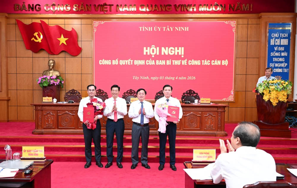 Leaders of Tay Ninh province present decisions and flowers to congratulate two officials who were appointed to participate in the Provincial Party Committee Executive Committee for the 2025-2030 term. Photo: Kien Dinh