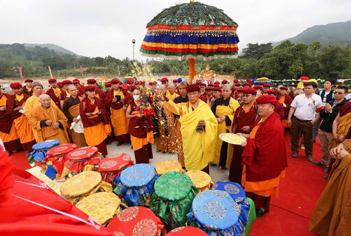 Gyalwang Drukpa 신이 Tay Thien Mandala 탑에서 약재와 보석을 보존하는 수호 의식을 수행하고 있습니다. 사진: 조직위원회