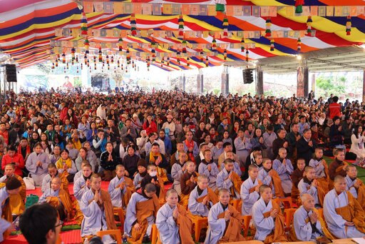 Hàng nghìn người dân và Phật tử dự Pháp hội Đại Bi Quan Âm tại Đại Bảo tháp Mandala Tây Thiên 2025. Ảnh: Ban tổ chức