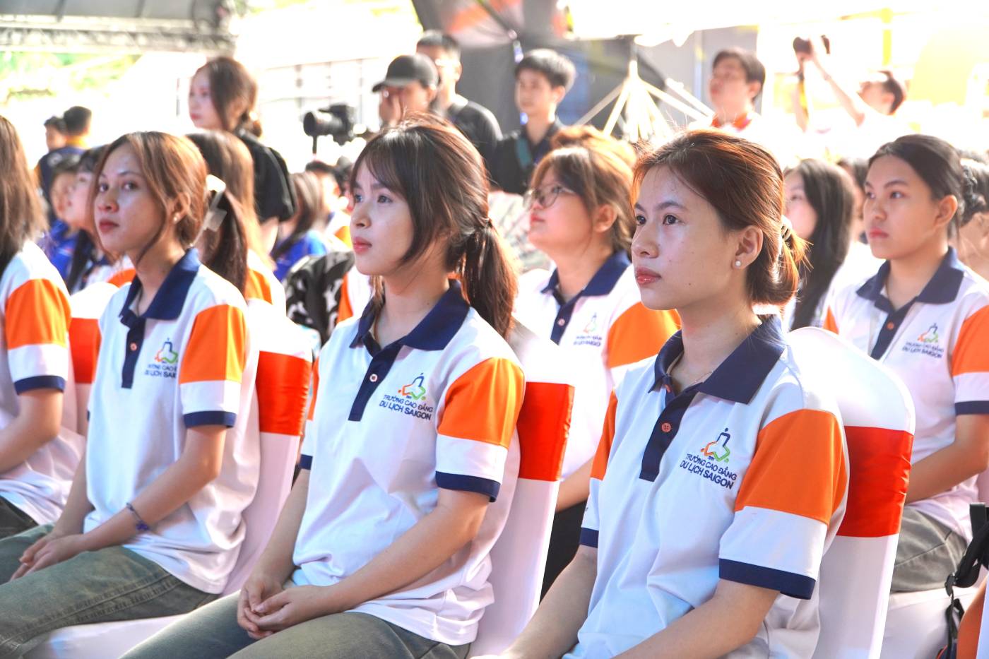 Hàng trăm bạn trẻ có mặt tham gia 